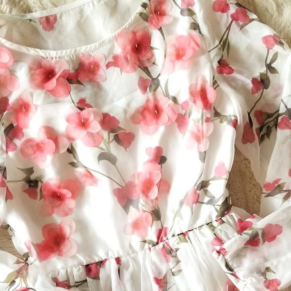 Dresses & Skirts - NWOT 3D FLOWER DRESS